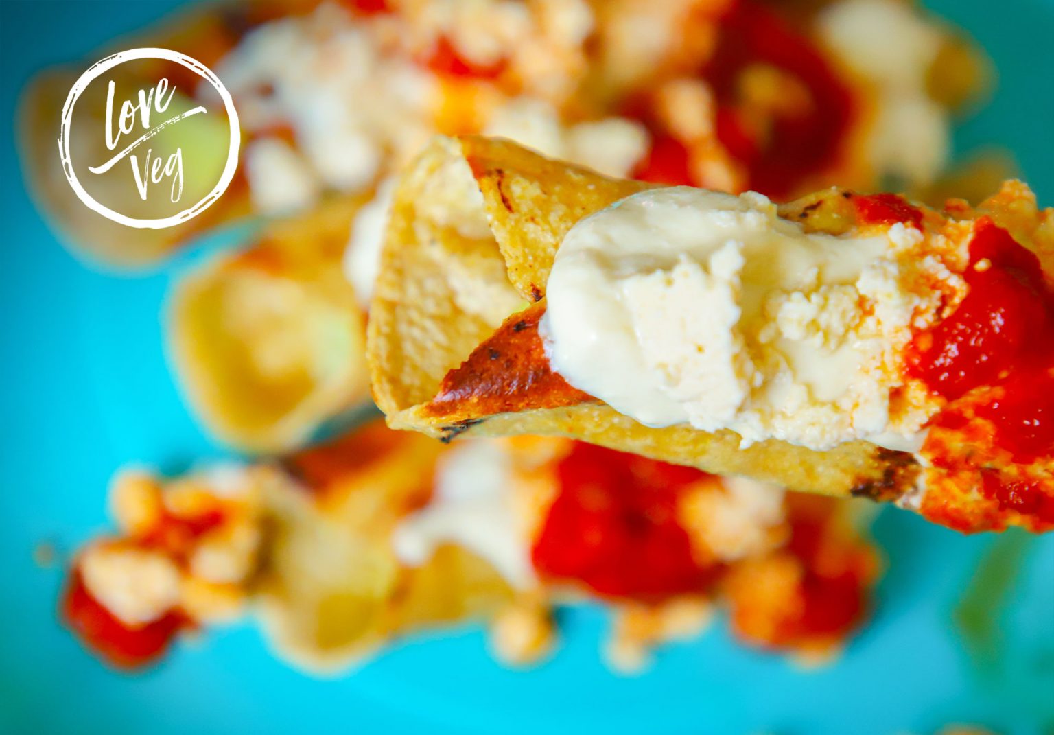 Tacos dorados de papa con queso y crema veganos Love Veg