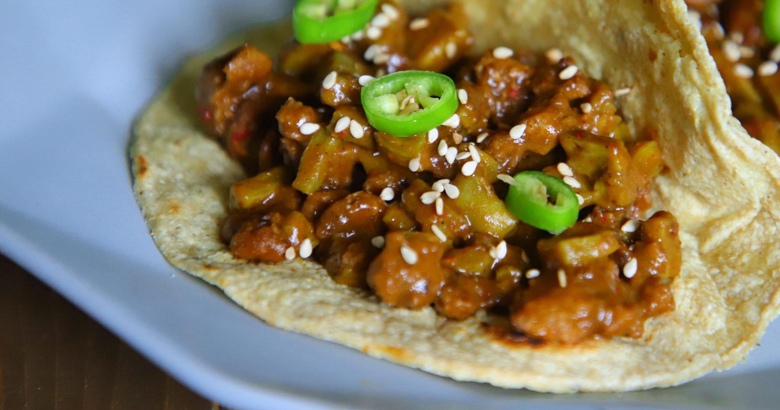 Tacos de nopales con mole y carne de soya | Love Veg