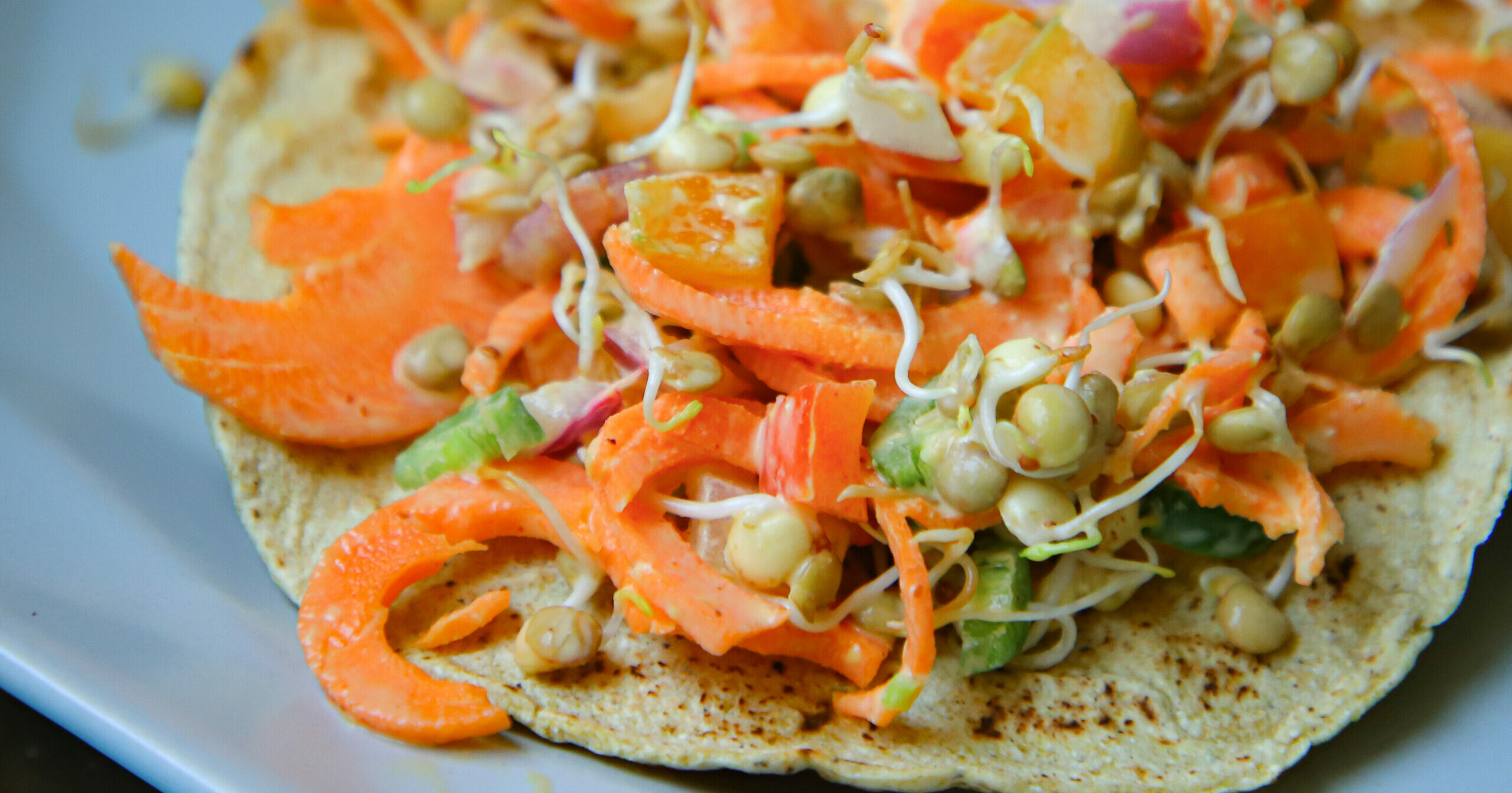 Tostadas de germinado de lentejas | Love Veg