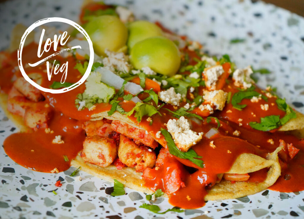 Tacos de tofu frito bañados en salsa de frijoles Love Veg