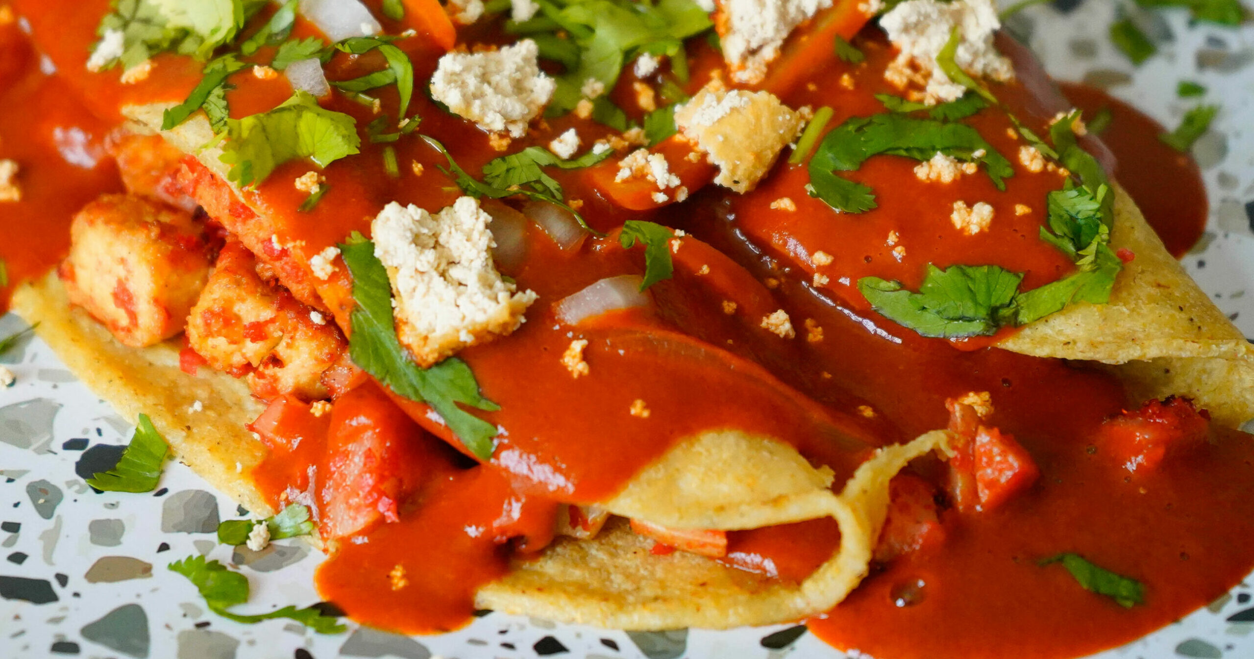 Tacos de tofu frito bañados en salsa de frijoles Love Veg