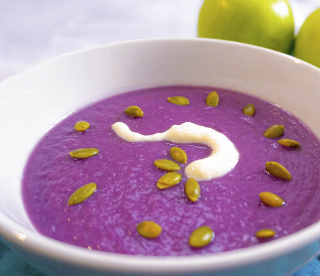 Crema de col morada con manzana verde
